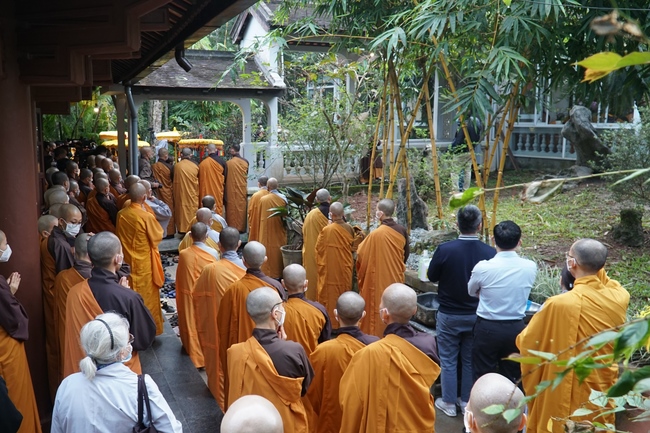 Ritual of visiting and offering homage Late Great Most Zen Thich Nhat Hanh’s Body