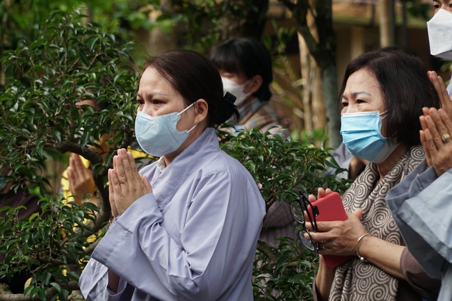Ritual of visiting and offering homage Late Great Most Zen Thich Nhat Hanh’s Body