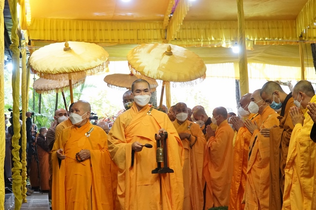 Ritual of visiting and offering homage Late Great Most Zen Thich Nhat Hanh’s Body