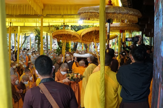 Ritual of visiting and offering homage Late Great Most Zen Thich Nhat Hanh’s Body