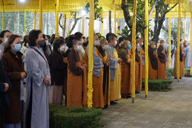 Ritual of visiting and offering homage Late Great Most Zen Thich Nhat Hanh’s Body