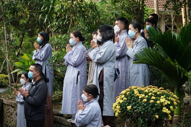 Ritual of visiting and offering homage Late Great Most Zen Thich Nhat Hanh’s Body