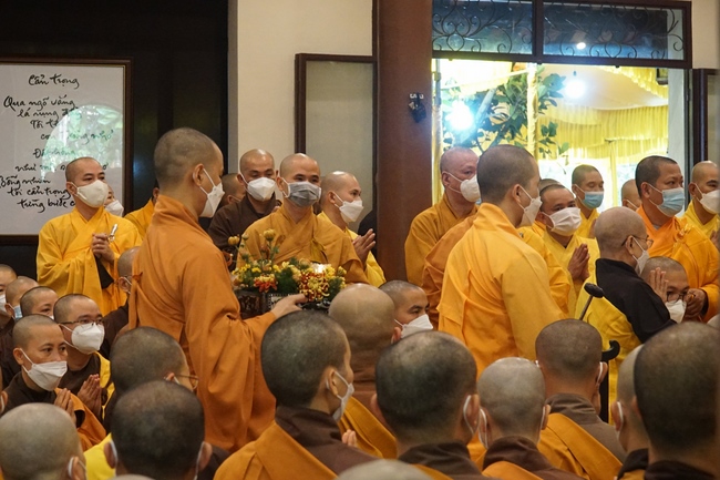 Ritual of visiting and offering homage Late Great Most Zen Thich Nhat Hanh’s Body