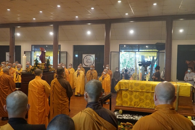 Ritual of visiting and offering homage Late Great Most Zen Thich Nhat Hanh’s Body