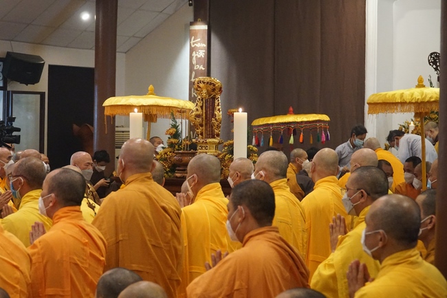 Ritual of visiting and offering homage Late Great Most Zen Thich Nhat Hanh’s Body