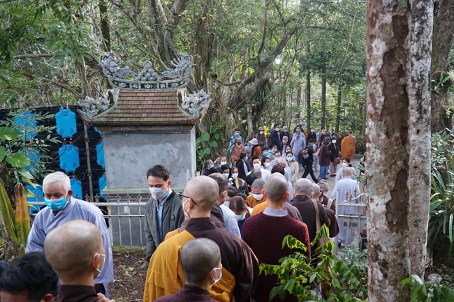 Ritual of visiting and offering homage Late Great Most Zen Thich Nhat Hanh’s Body