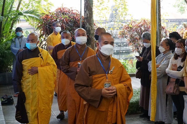 Ritual of visiting and offering homage Late Great Most Zen Thich Nhat Hanh’s Body