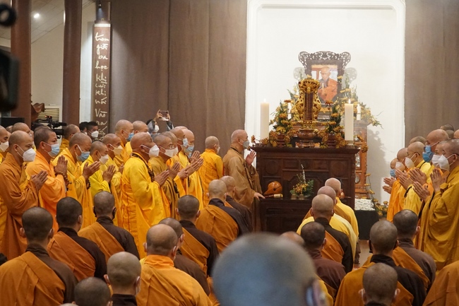 Ritual of visiting and offering homage Late Great Most Zen Thich Nhat Hanh’s Body
