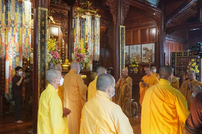 Ritual of visiting and offering homage Late Great Most Zen Thich Nhat Hanh’s Body