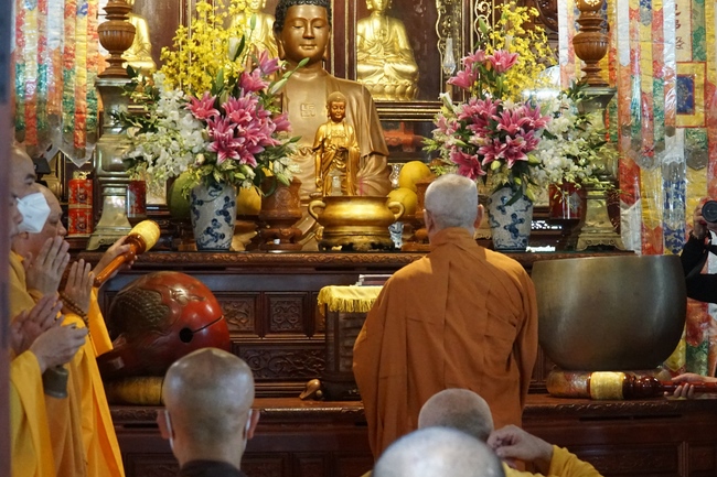 Ritual of visiting and offering homage Late Great Most Zen Thich Nhat Hanh’s Body