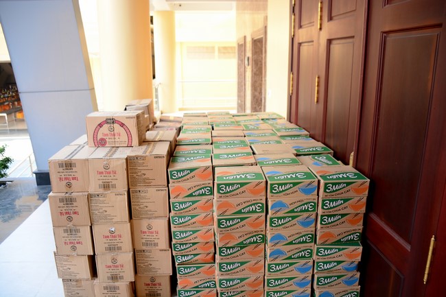 Giving Tet gifts to poor households