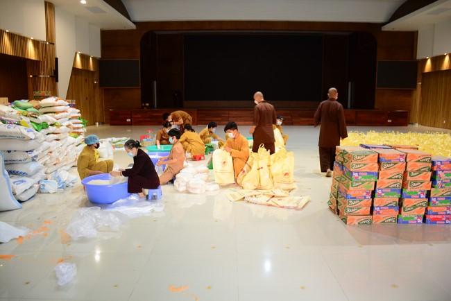 Giving Tet gifts to poor households