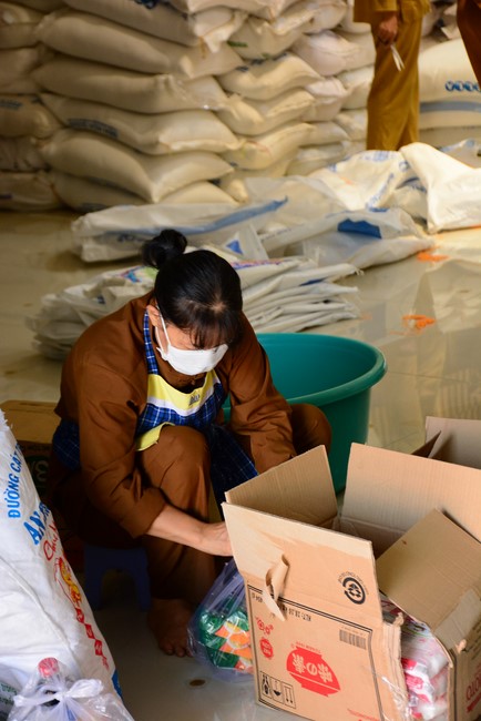 Giving Tet gifts to poor households