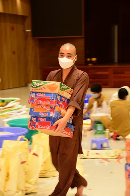 Giving Tet gifts to poor households