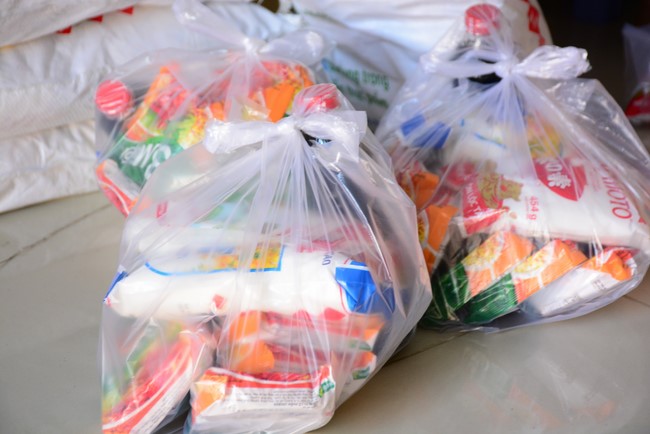 Giving Tet gifts to poor households