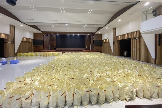 Giving Tet gifts to poor households