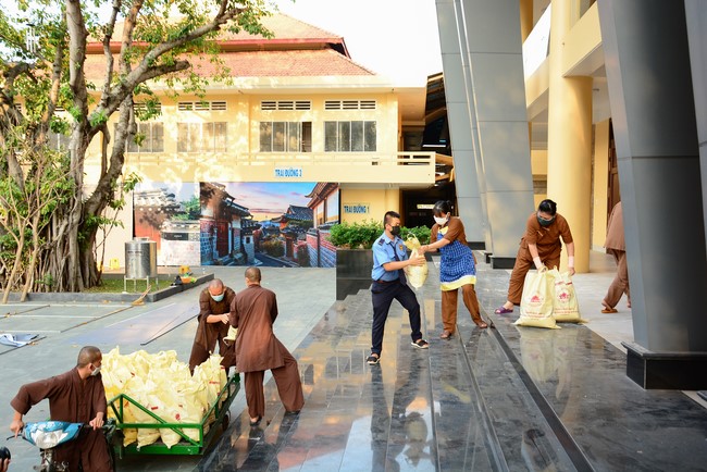 Giving Tet gifts to poor households