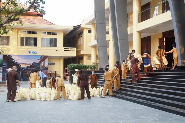 Giving Tet gifts to poor households