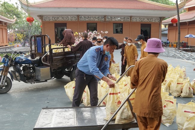 Giving Tet gifts to poor households