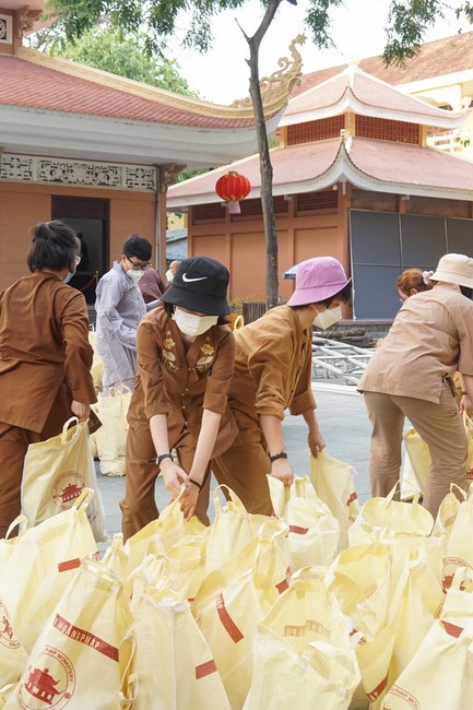 Giving Tet gifts to poor households