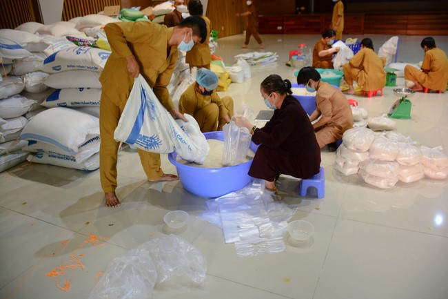 Giving Tet gifts to poor households