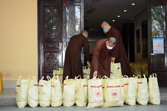 Giving Tet gifts to poor households