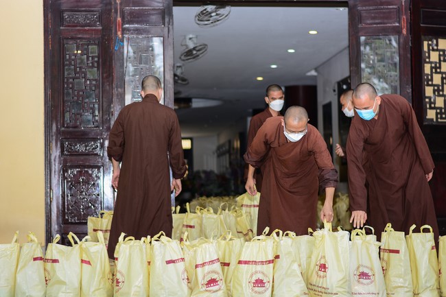 Giving Tet gifts to poor households