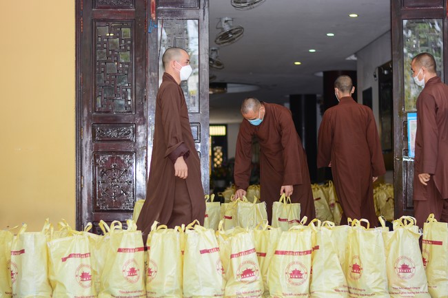 Giving Tet gifts to poor households