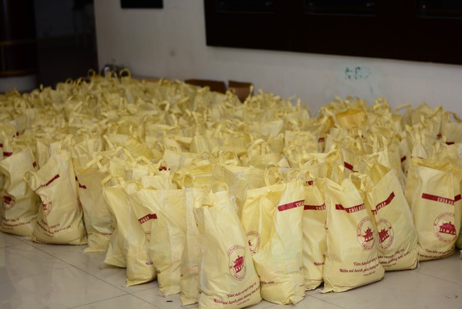 Giving Tet gifts to poor households