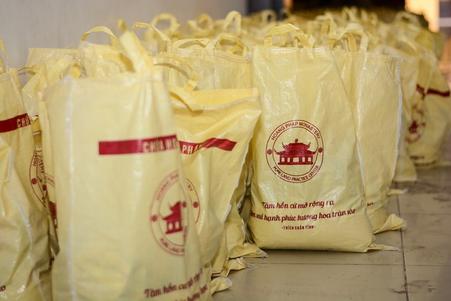 Giving Tet gifts to poor households