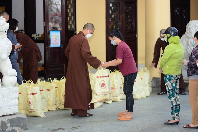 Giving Tet gifts to poor households