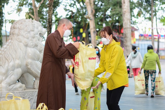 Giving Tet gifts to poor households