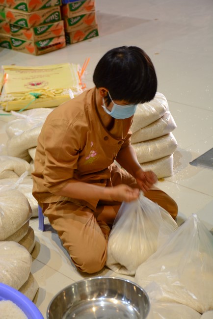 Giving Tet gifts to poor households