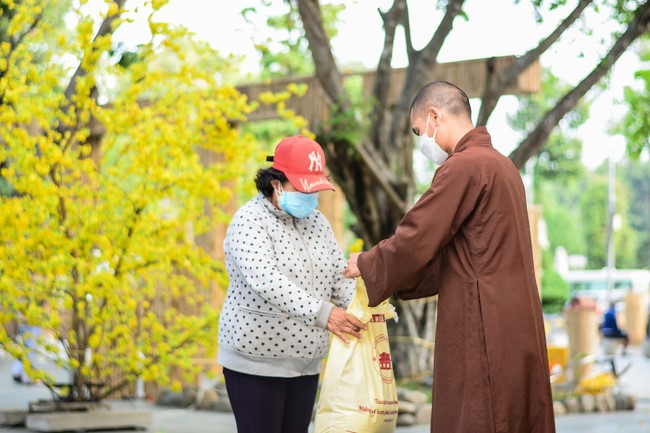 Giving Tet gifts to poor households