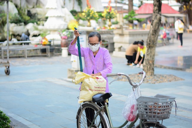 Giving Tet gifts to poor households