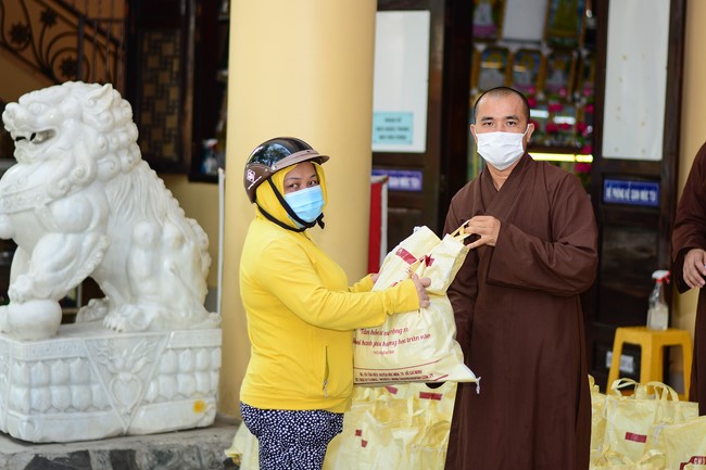 Giving Tet gifts to poor households