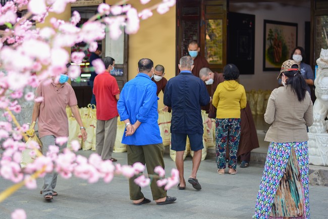 Giving Tet gifts to poor households