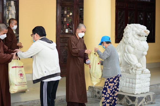 Giving Tet gifts to poor households