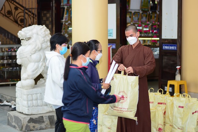 Giving Tet gifts to poor households