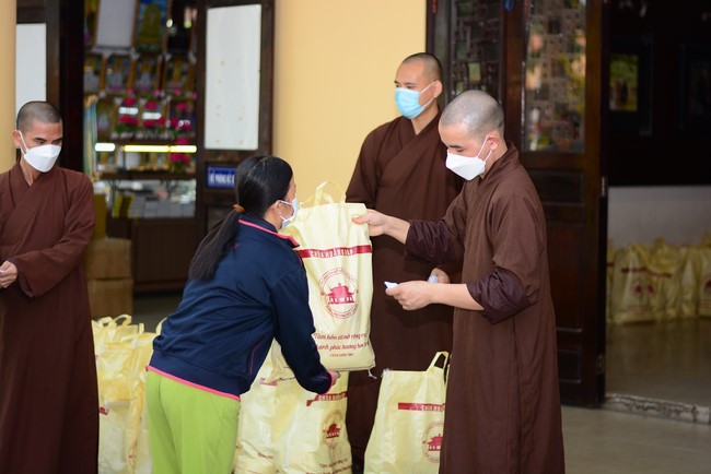 Giving Tet gifts to poor households