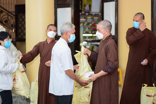 Giving Tet gifts to poor households