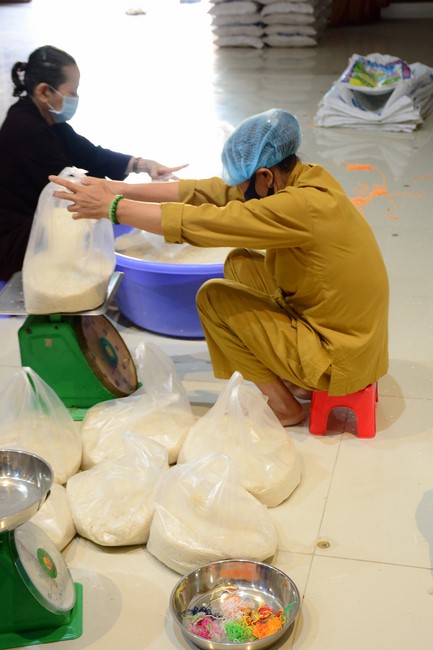 Giving Tet gifts to poor households