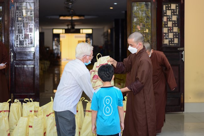 Giving Tet gifts to poor households