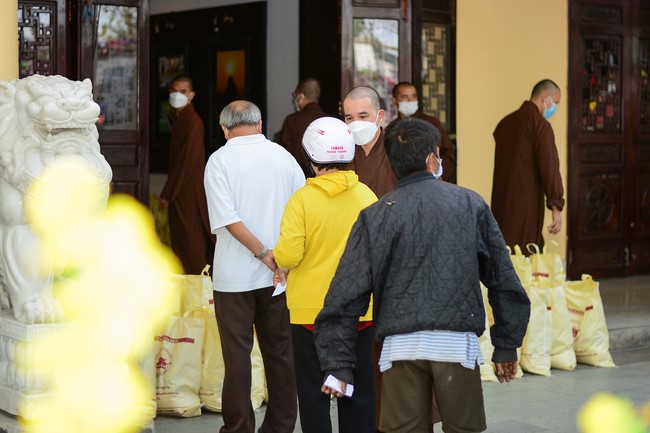 Giving Tet gifts to poor households