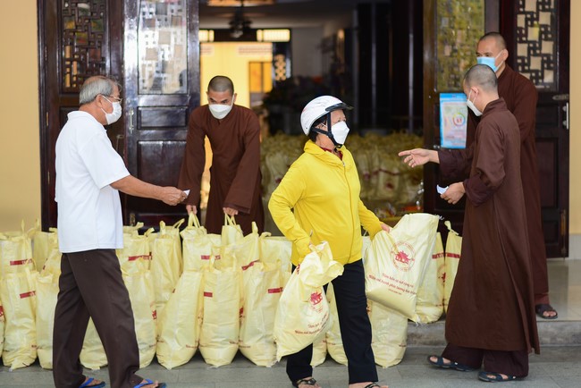 Giving Tet gifts to poor households