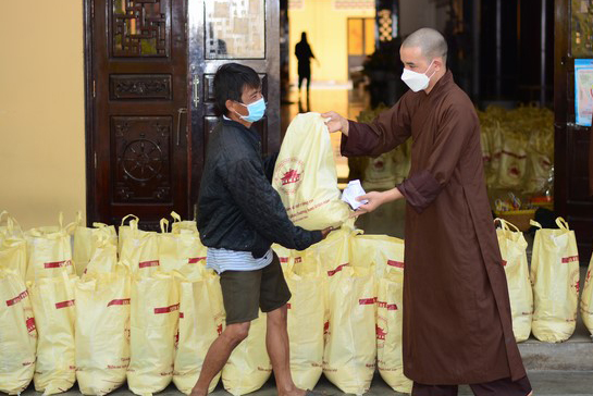 Giving Tet gifts to poor households