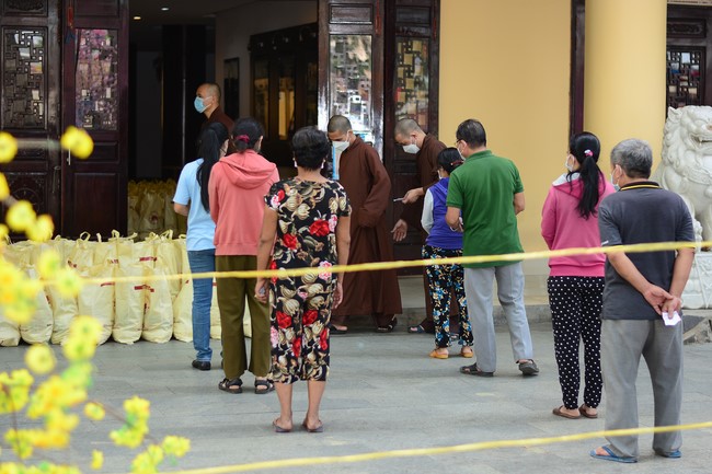 Giving Tet gifts to poor households