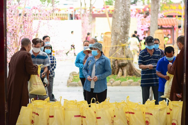 Giving Tet gifts to poor households
