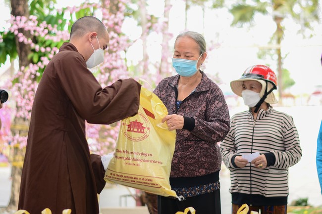 Giving Tet gifts to poor households