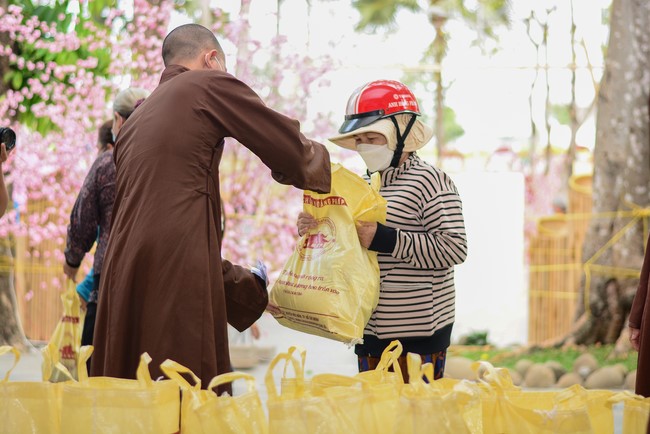 Giving Tet gifts to poor households